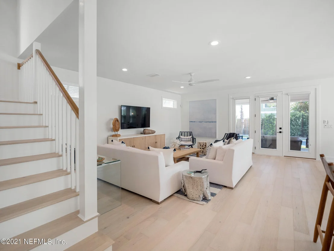 Photo of 203 LORA Street