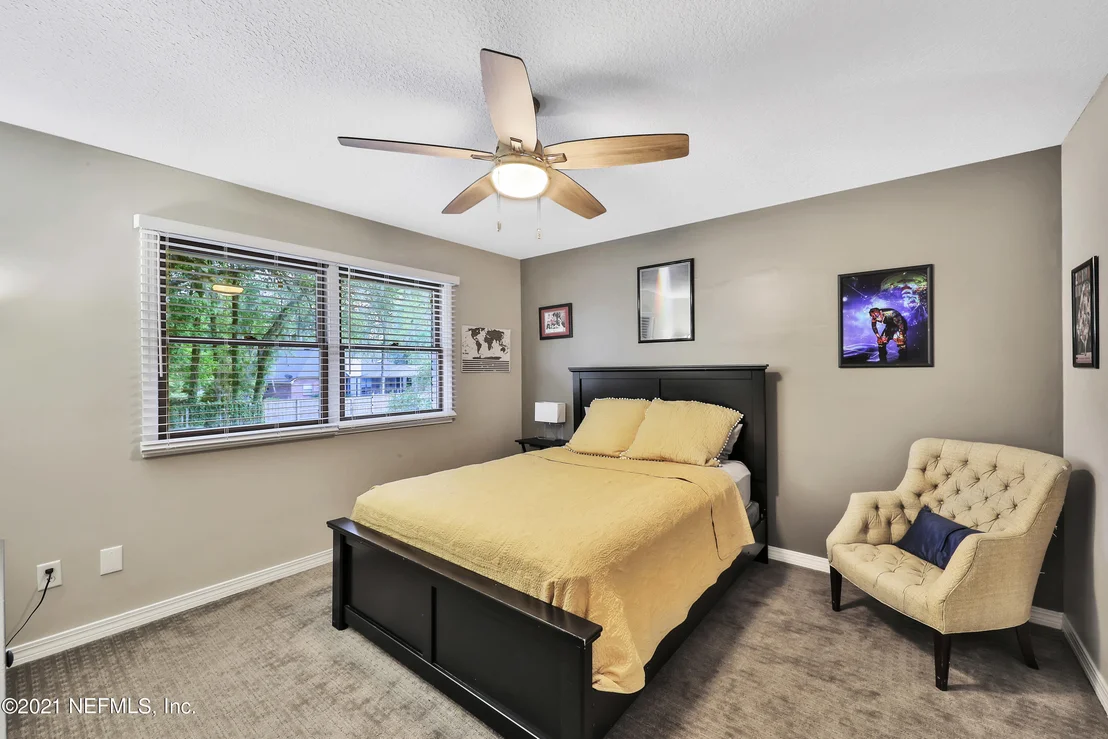 Photo of 405 OAK Drive S
