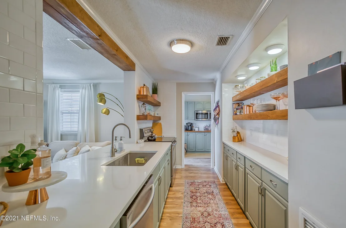 Photo of 412 WHITING Lane
