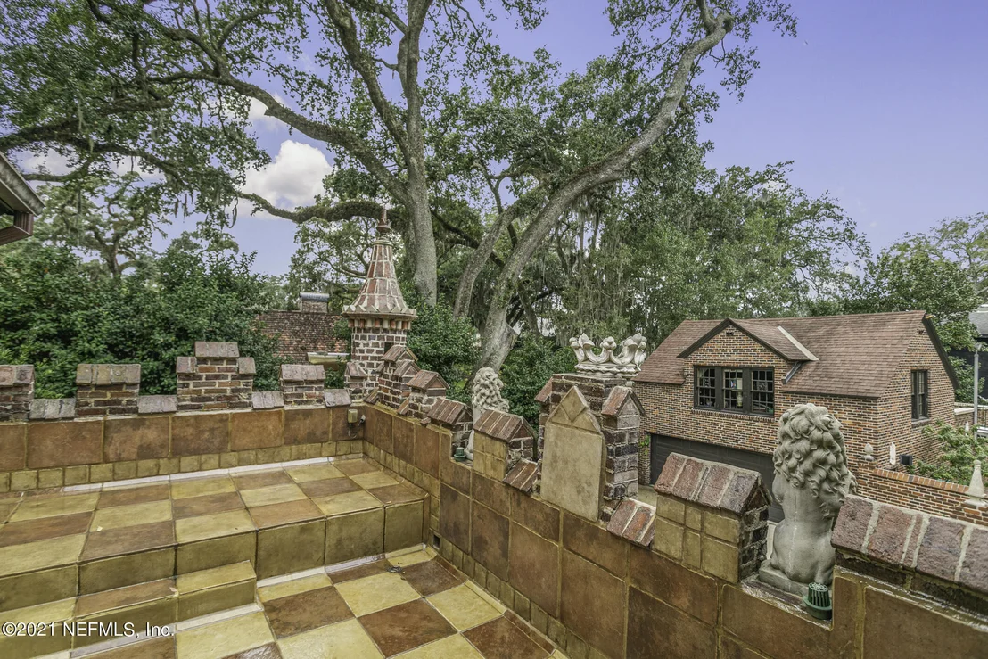 Photo of 927 ARBOR Lane