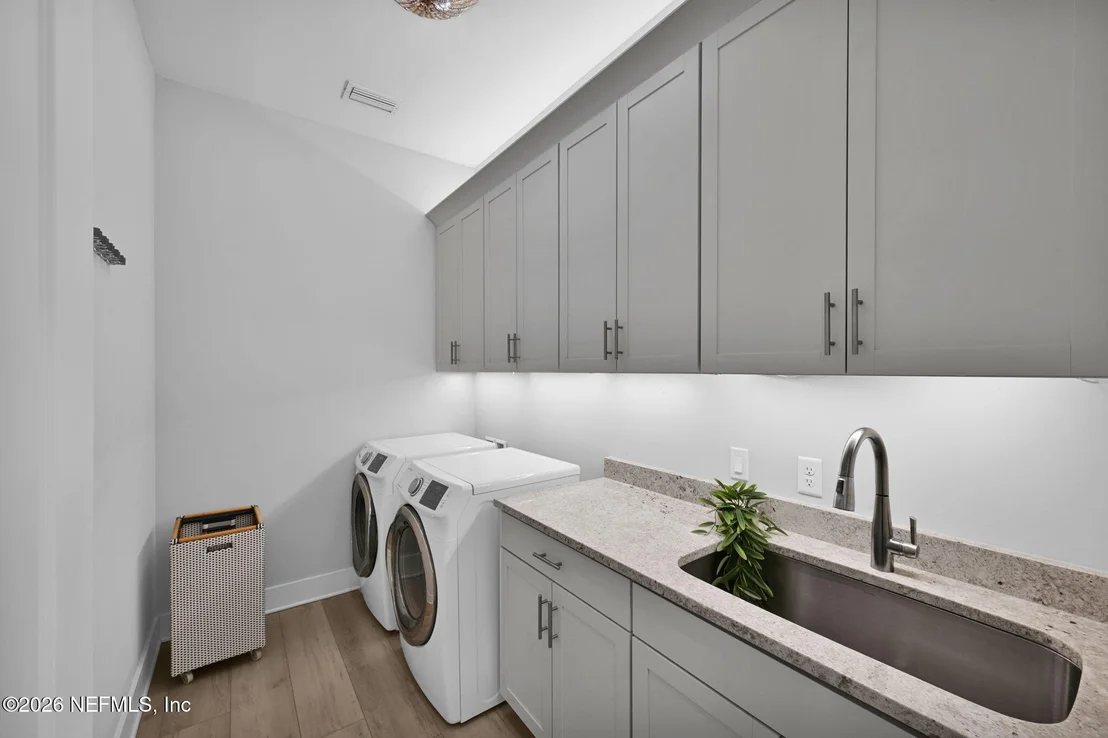 Photo of 472 RIDGEWAY Road