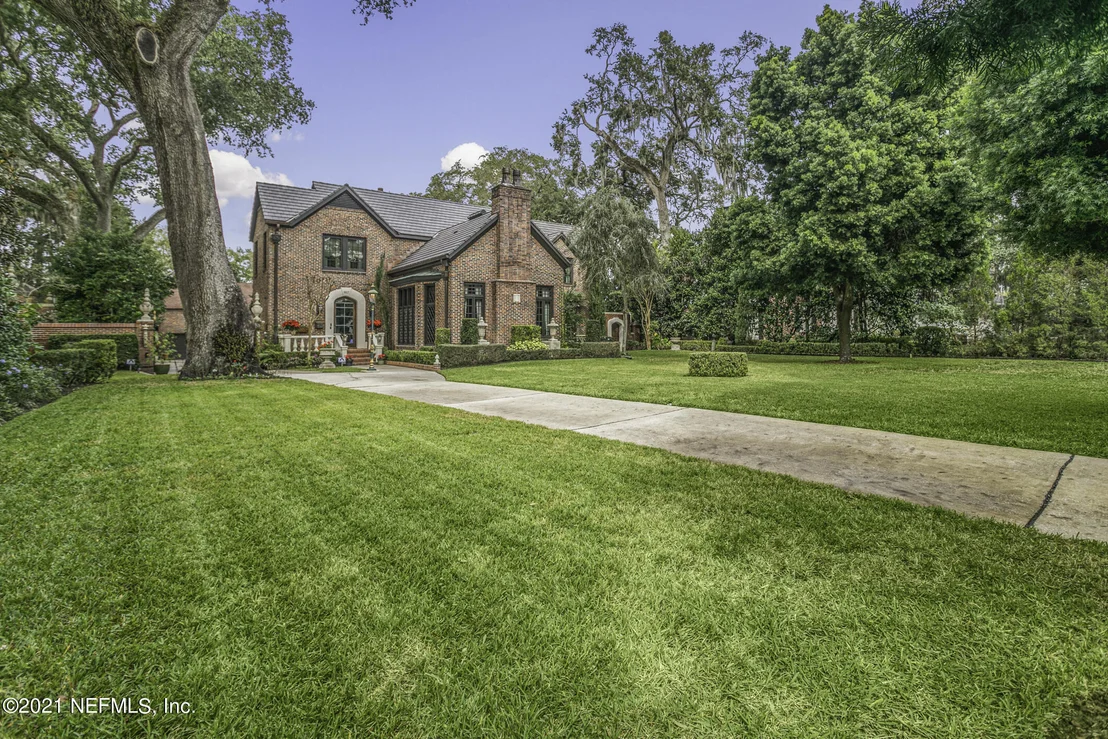 Photo of 927 ARBOR Lane