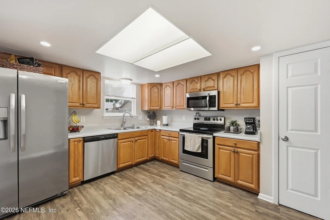 Photo of 2550 OAKVIEW Drive