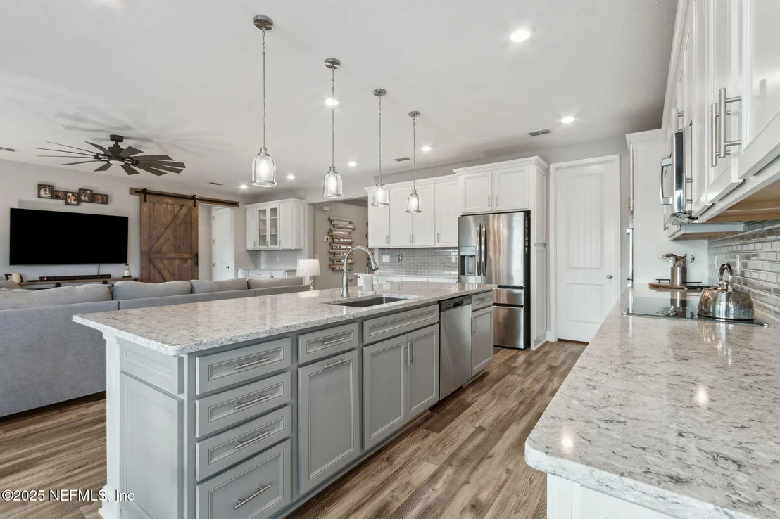 Photo of 85558 FALL RIVER Parkway