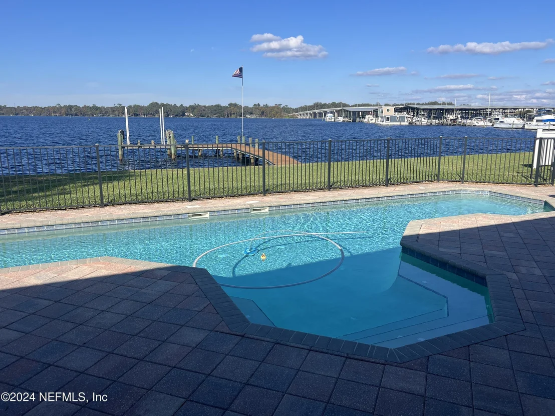 Photo of 487 CREIGHTON Road