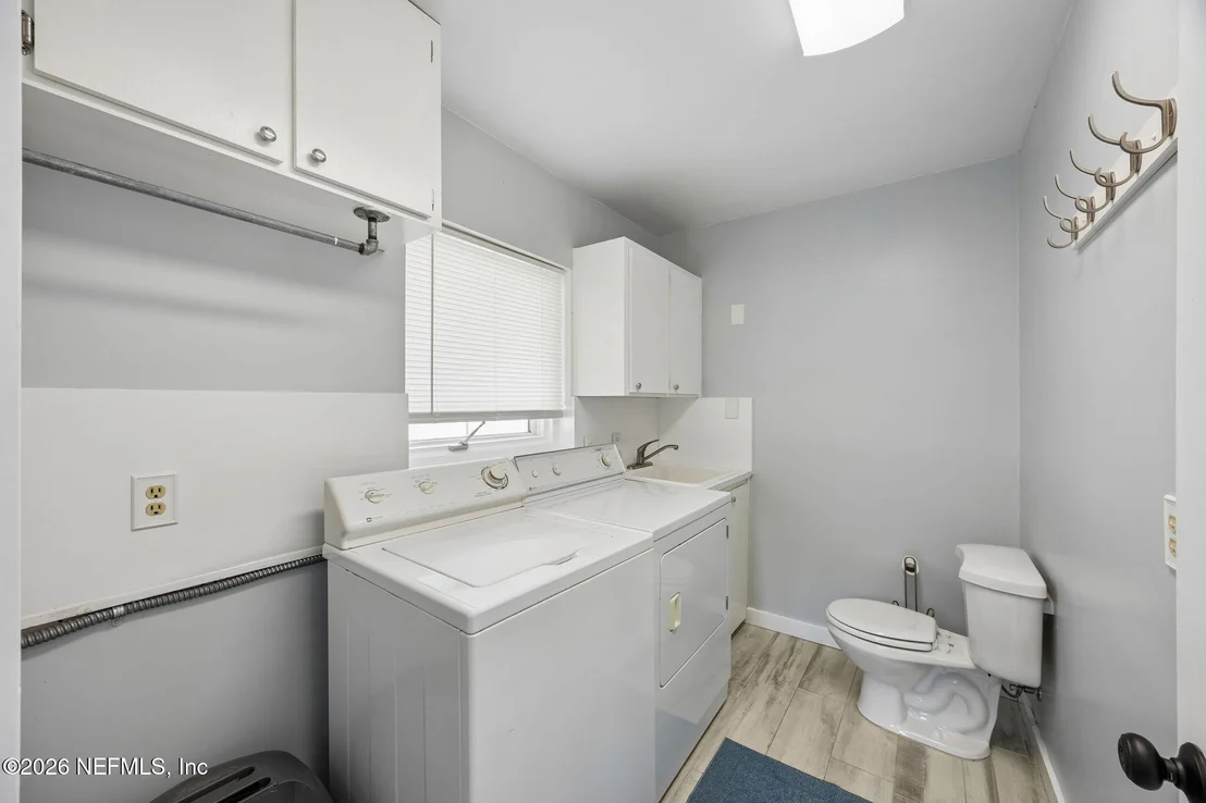 Photo of 930 RIVER Road