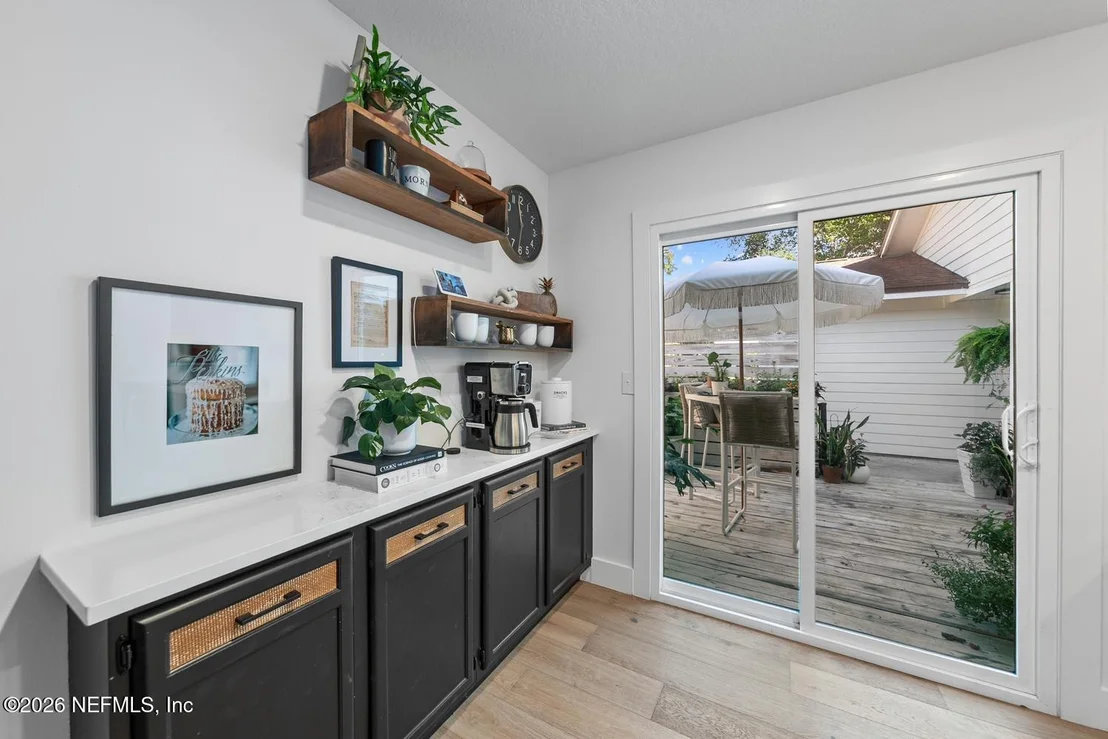 Photo of 1105 KINGS Road
