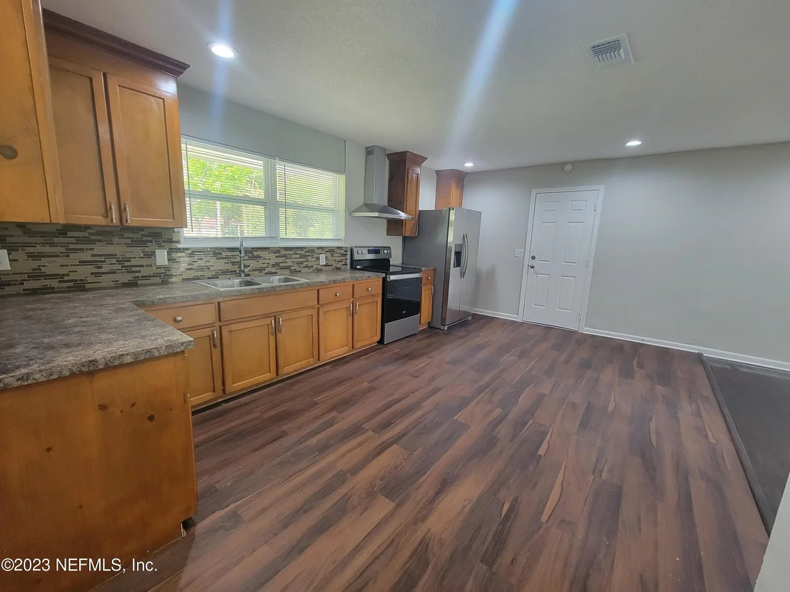 Photo of 5886 MONCRIEF Road