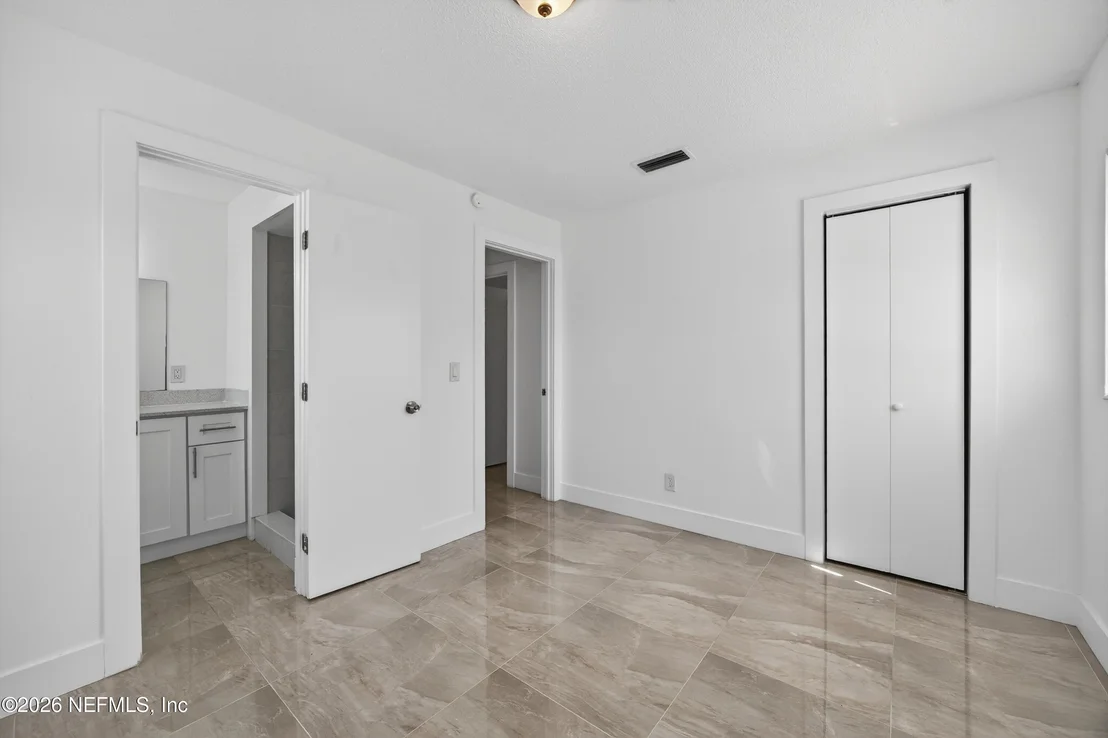 Photo of 217 CARVER Street W