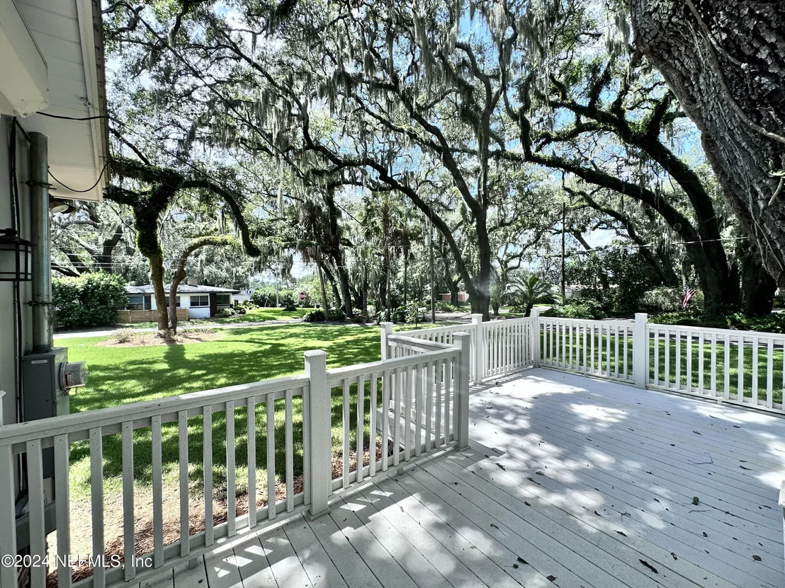 Photo of 1283 HARBOR OAKS Road