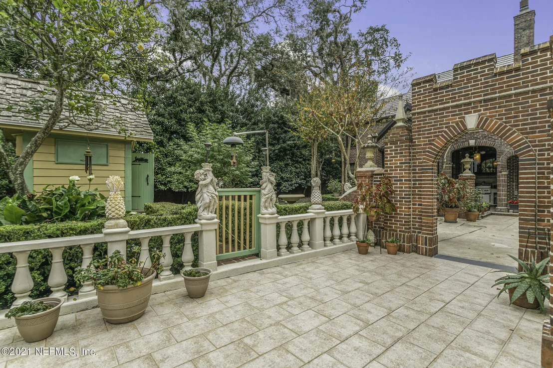 Photo of 927 ARBOR Lane