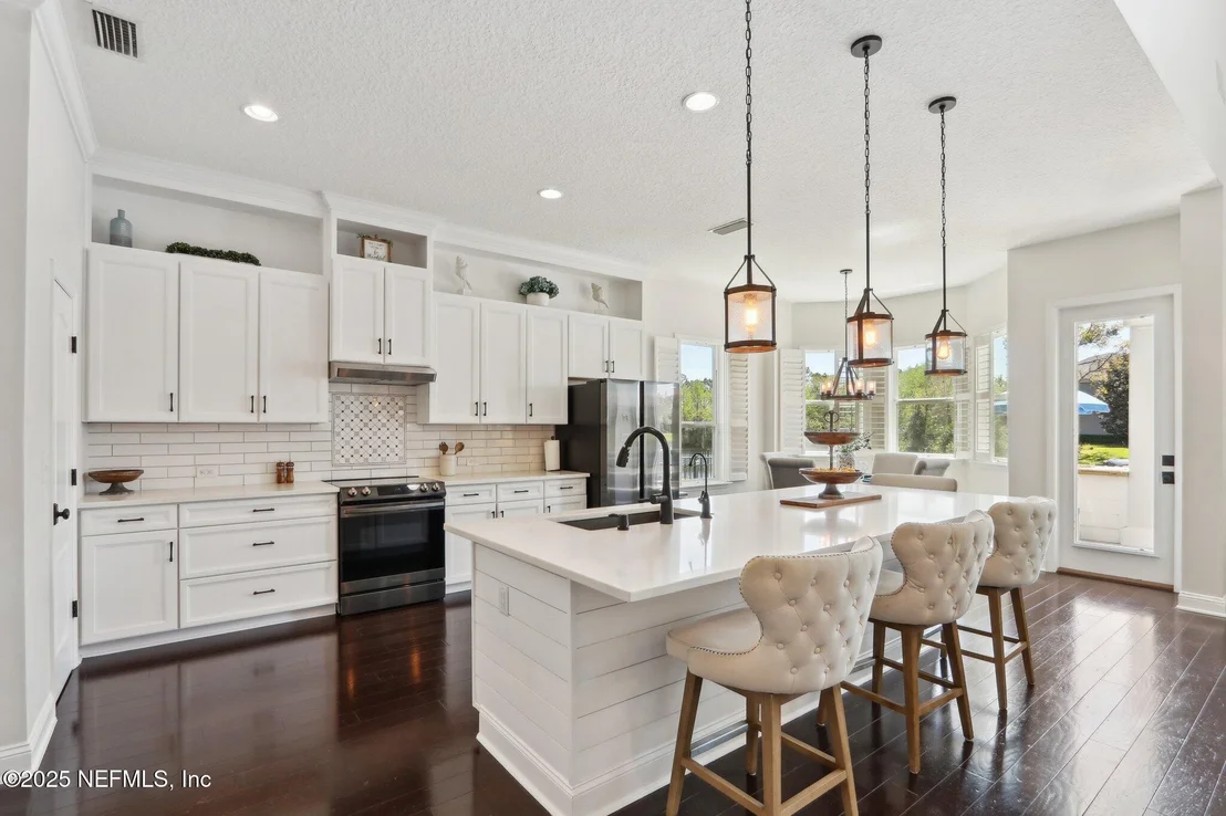 Photo of 212 CORNWALL Drive