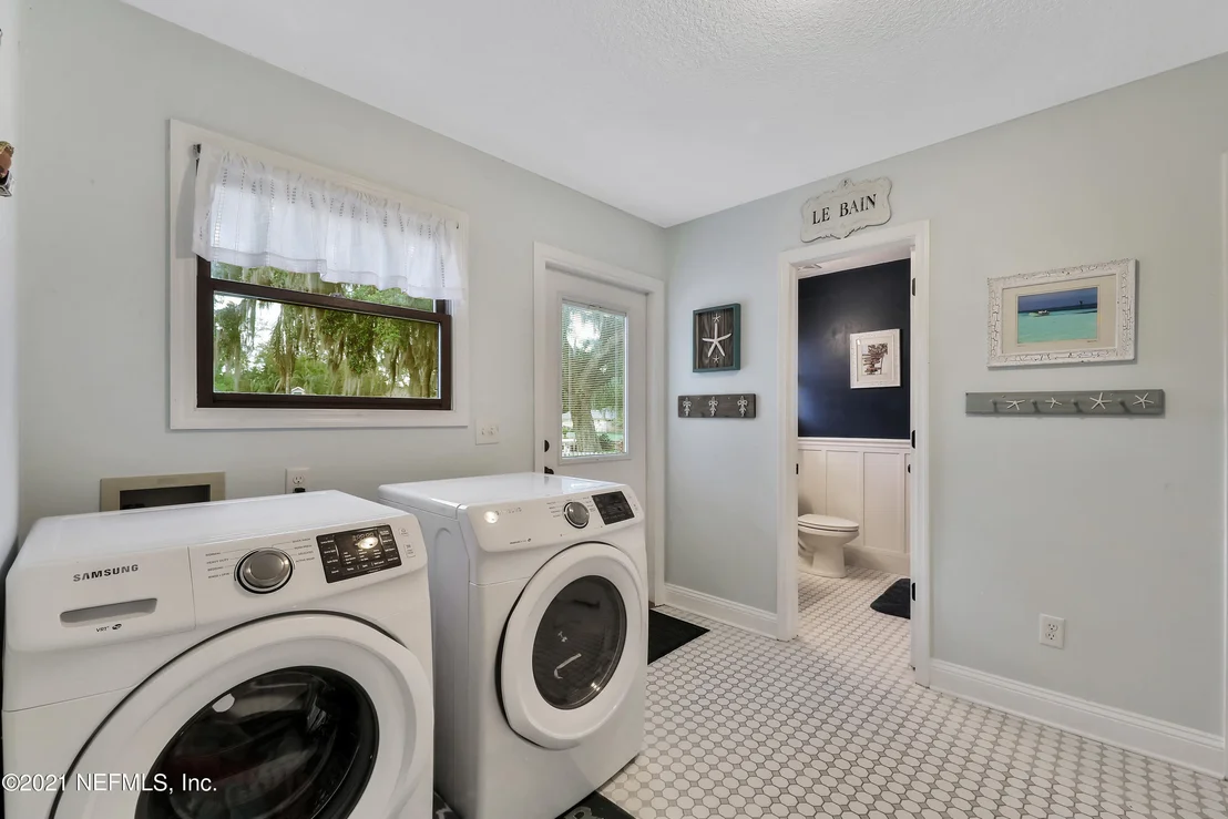 Photo of 405 OAK Drive S