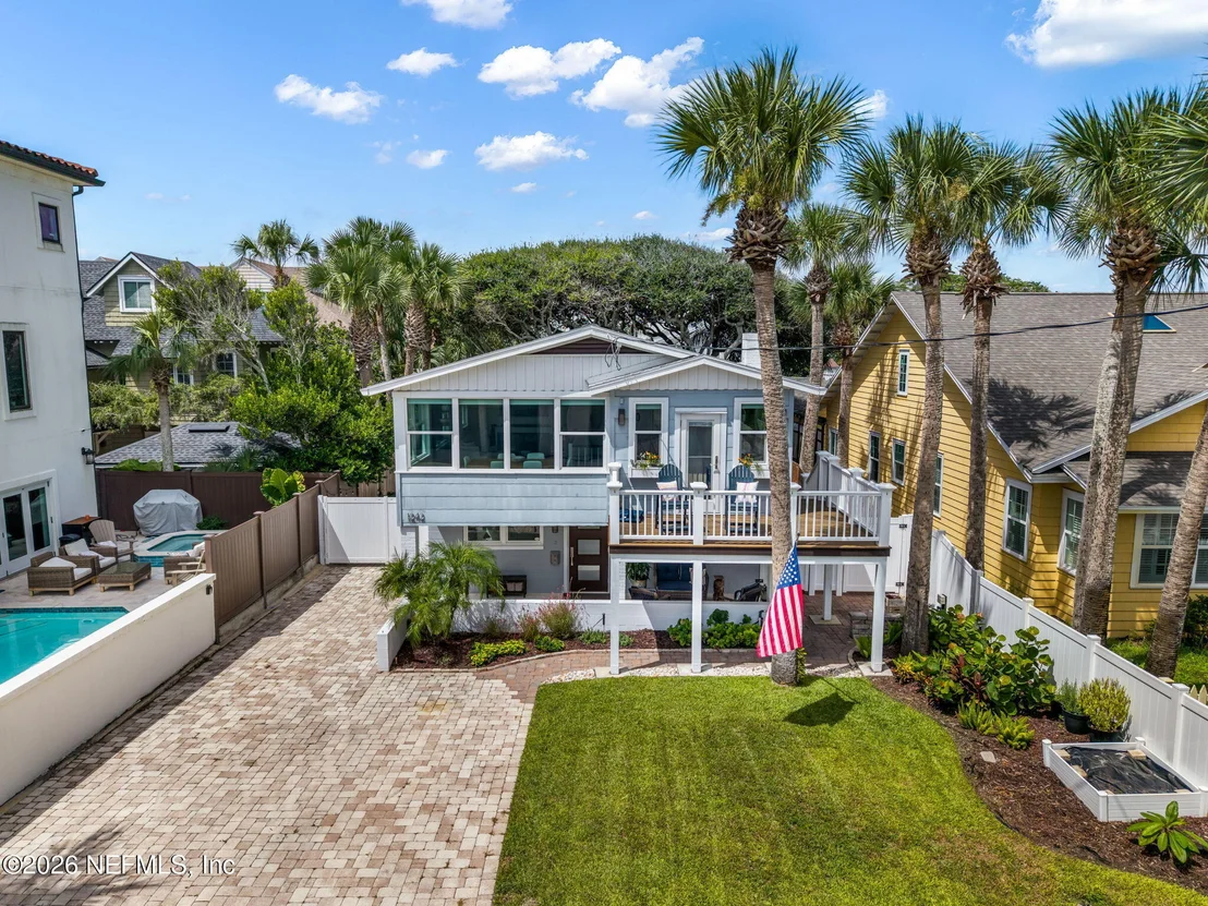 Photo of 1242 BEACH Avenue