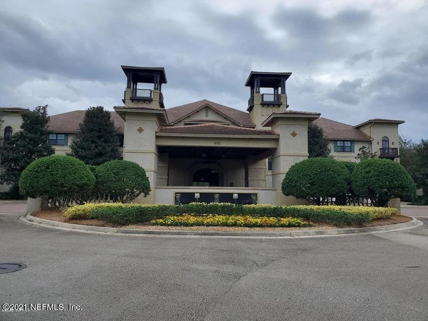 Photo of Unit 302 at 945 REGISTRY Boulevard