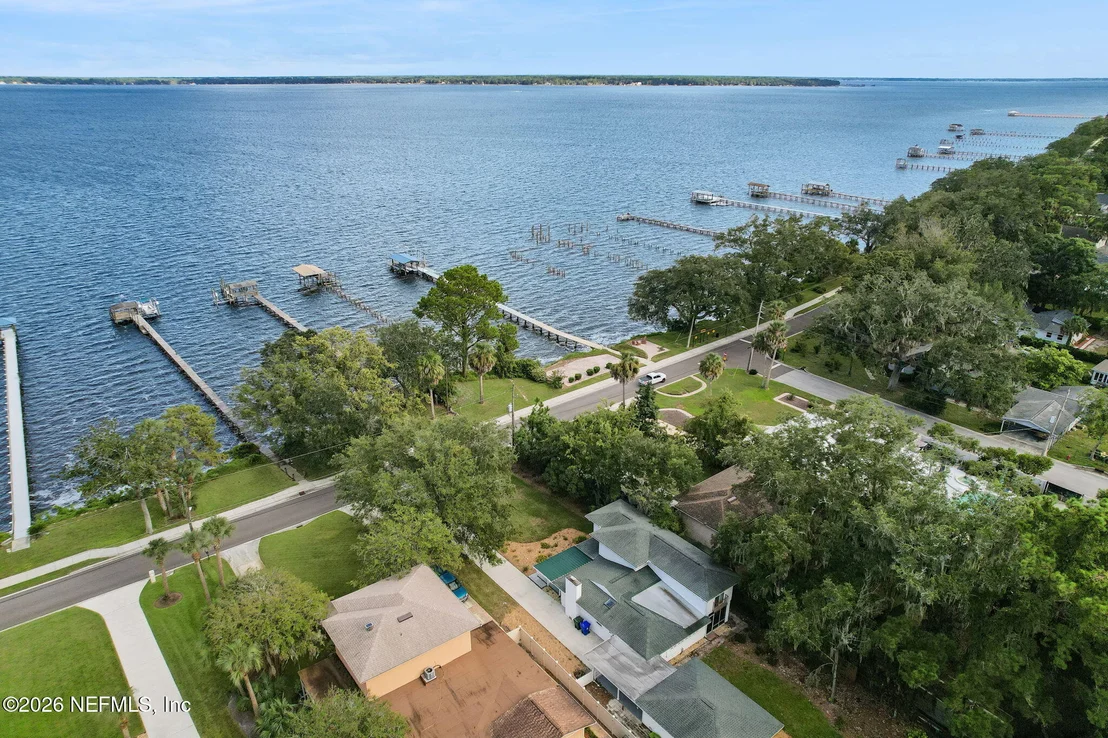 Photo of 930 RIVER Road