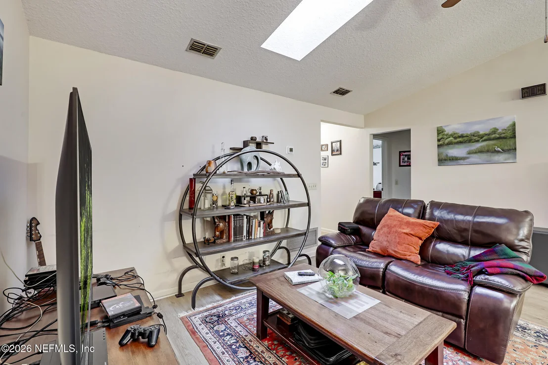Photo of 531 LORING Avenue