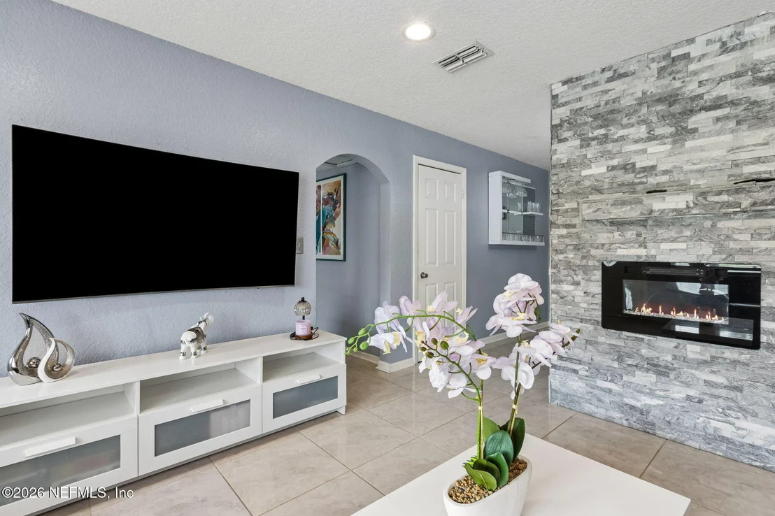 Photo of 2426 LIGUSTRUM Road