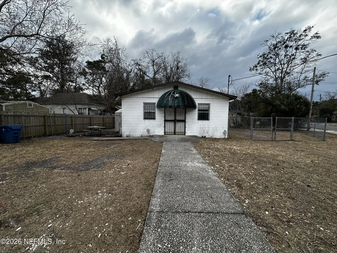 Photo of 2004 BENEDICT Road