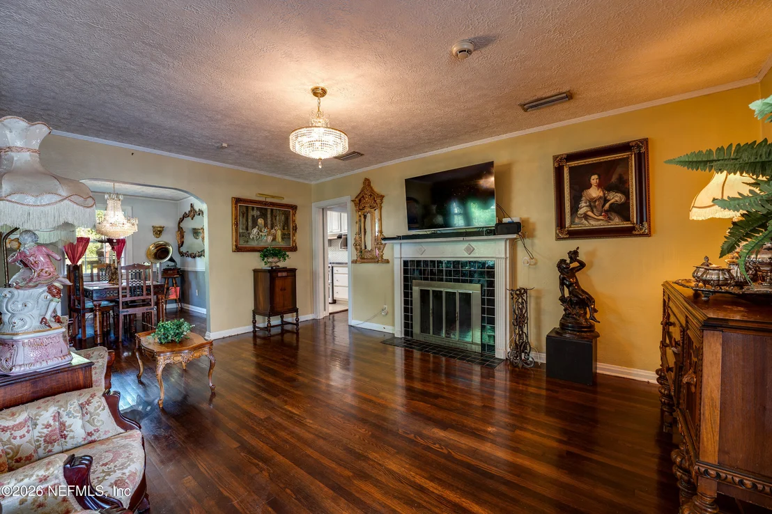 Photo of 1335 AZALEA Drive