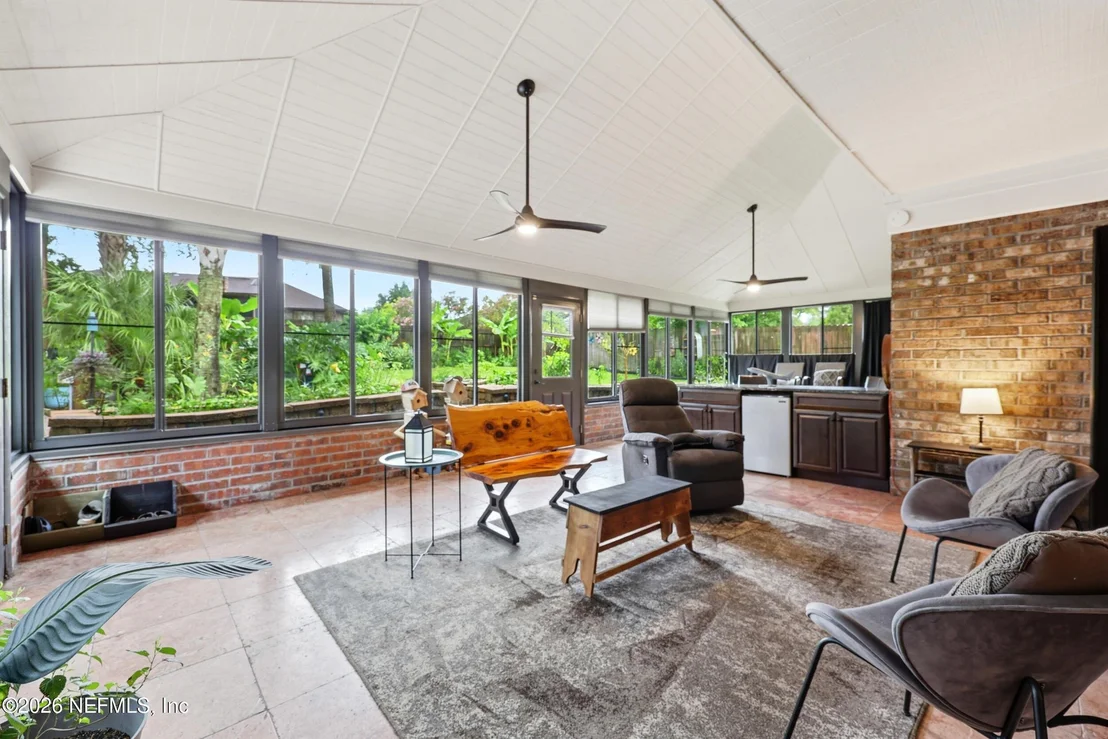 Photo of 905 MIDDLERIDGE Court