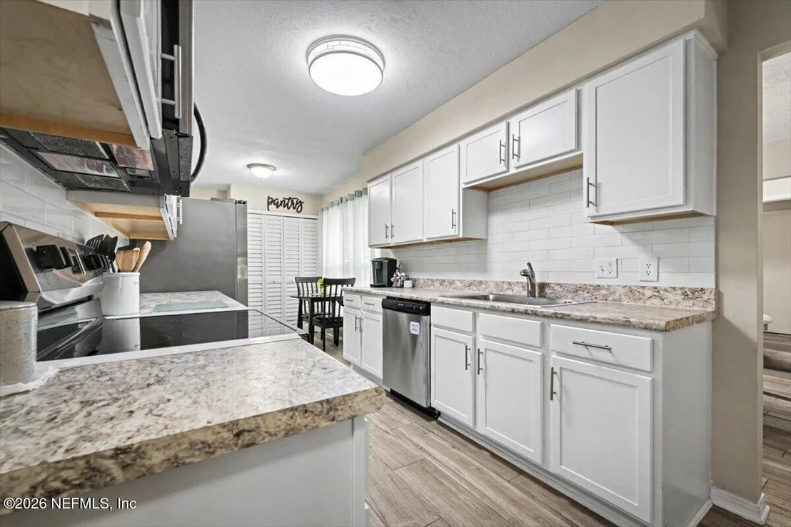 Photo of 1102 MEADOW Drive