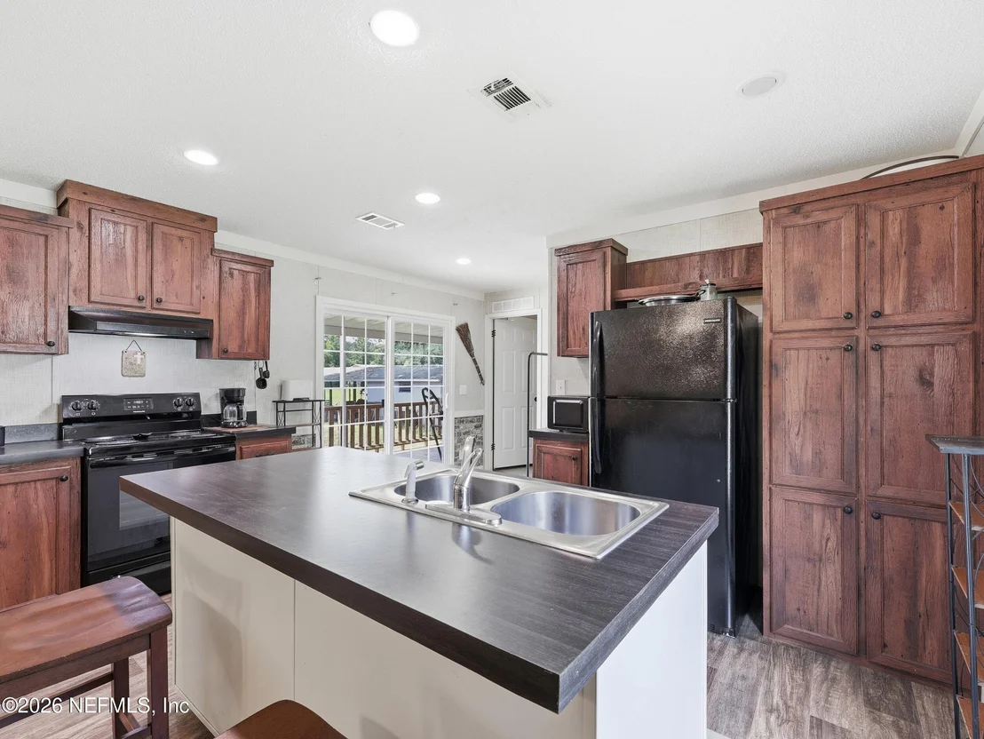 Photo of 100 BOSTWICK Lane