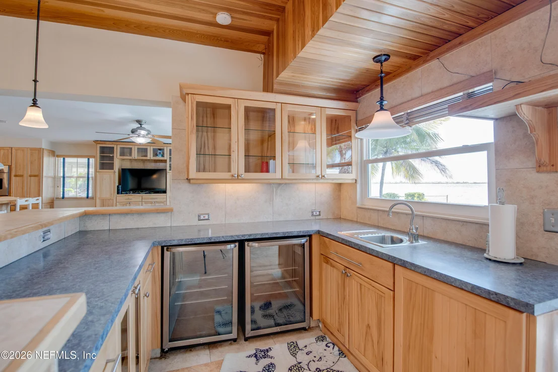 Photo of 1136 W SHORE Drive
