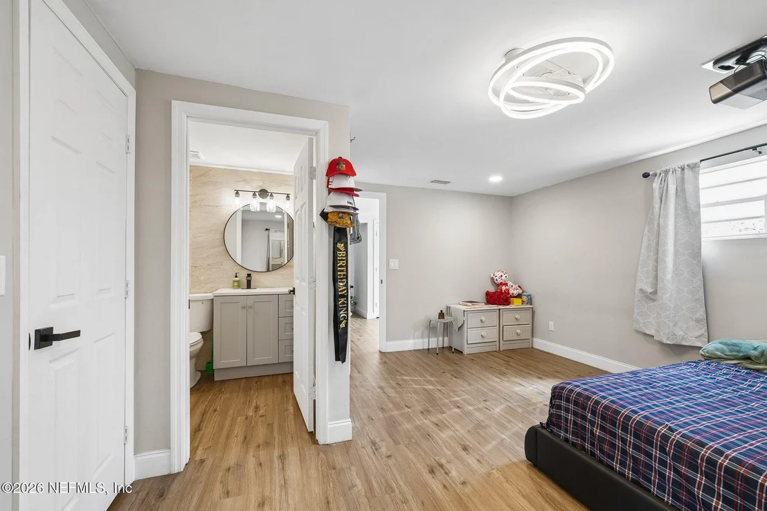 Photo of 5121 DUNSTAN Road