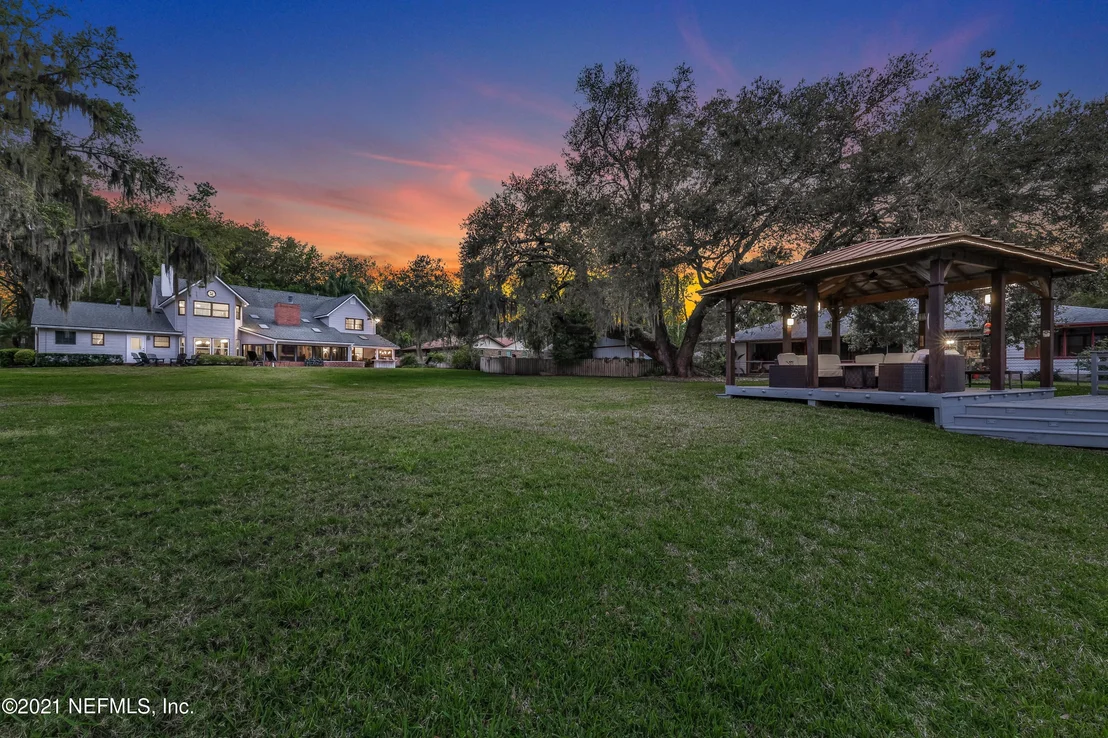 Photo of 405 OAK Drive S