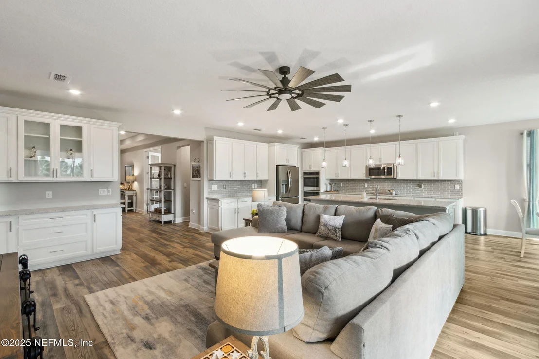 Photo of 85558 FALL RIVER Parkway