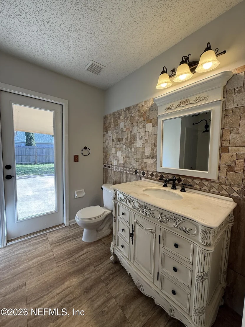 Photo of 585 THORNBERRY Road