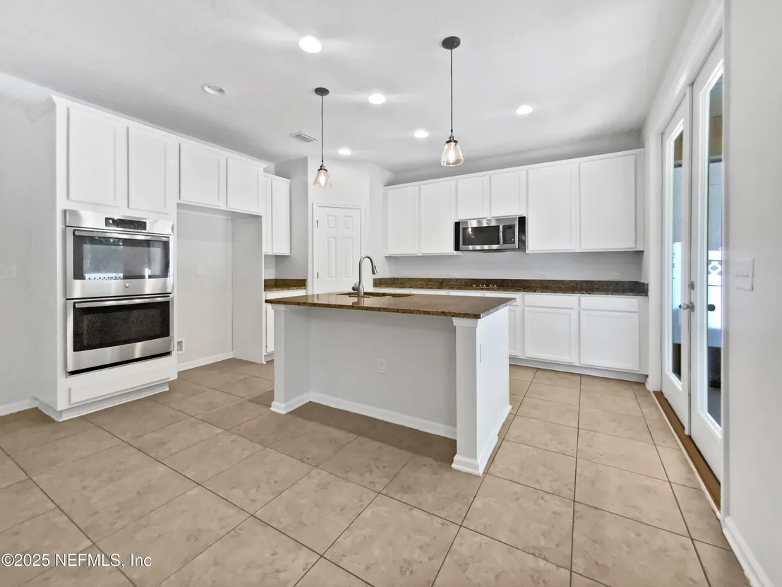 Photo of 1090 LAURISTON Drive