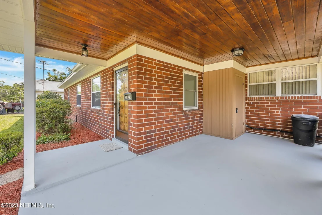 Photo of 2233 MAPLE LEAF Drive E