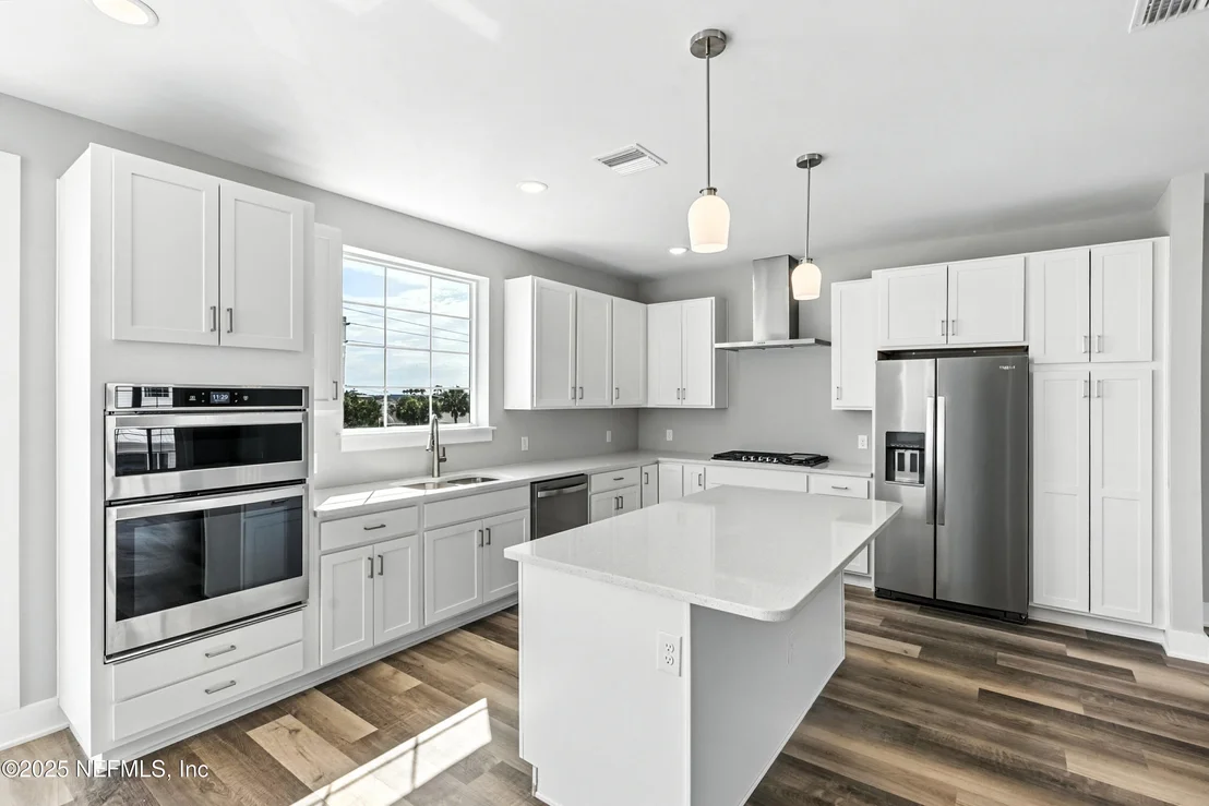 Photo of 15 COMARES Avenue