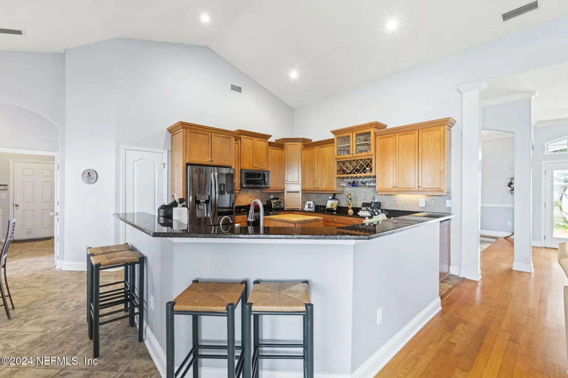 Photo of 487 CREIGHTON Road