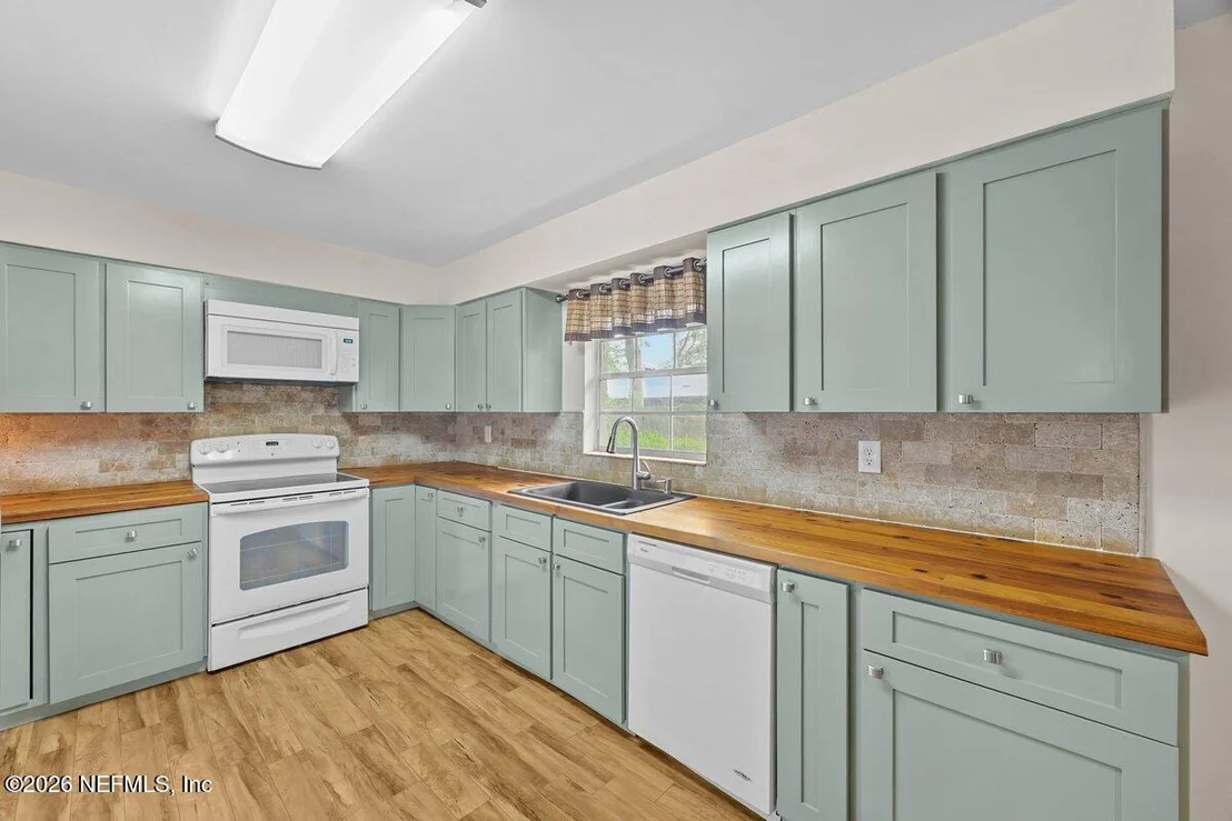 Photo of 409 LOBELIA Road