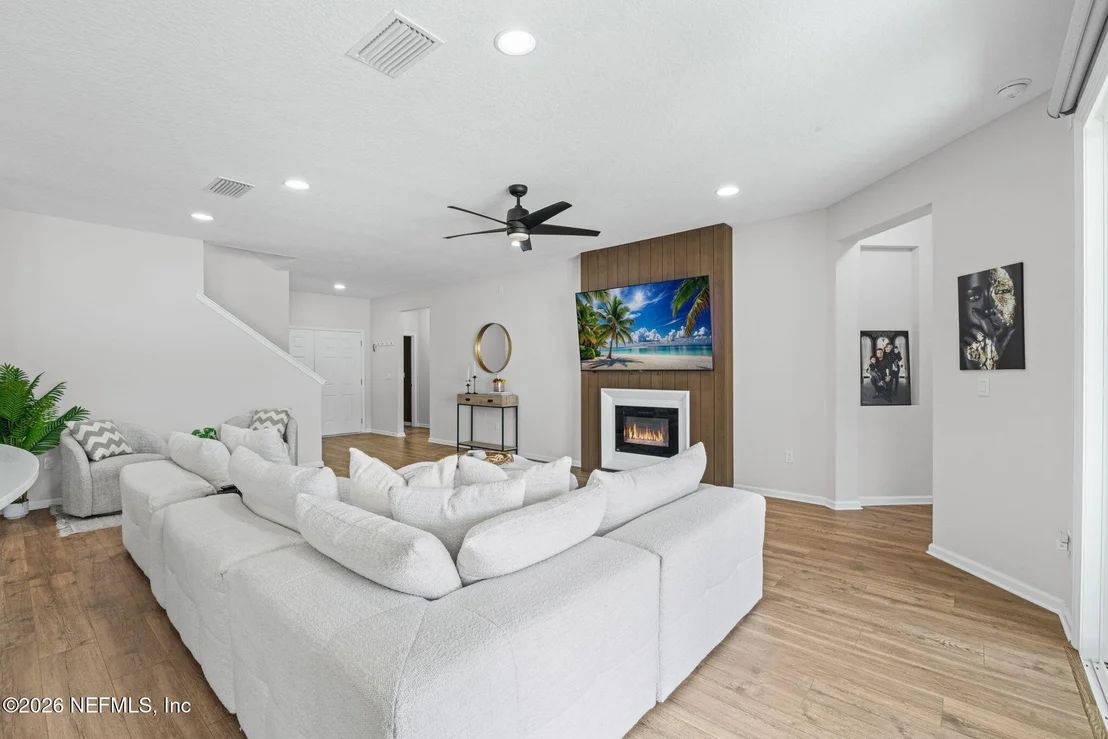 Photo of 637 WATERVALE Drive