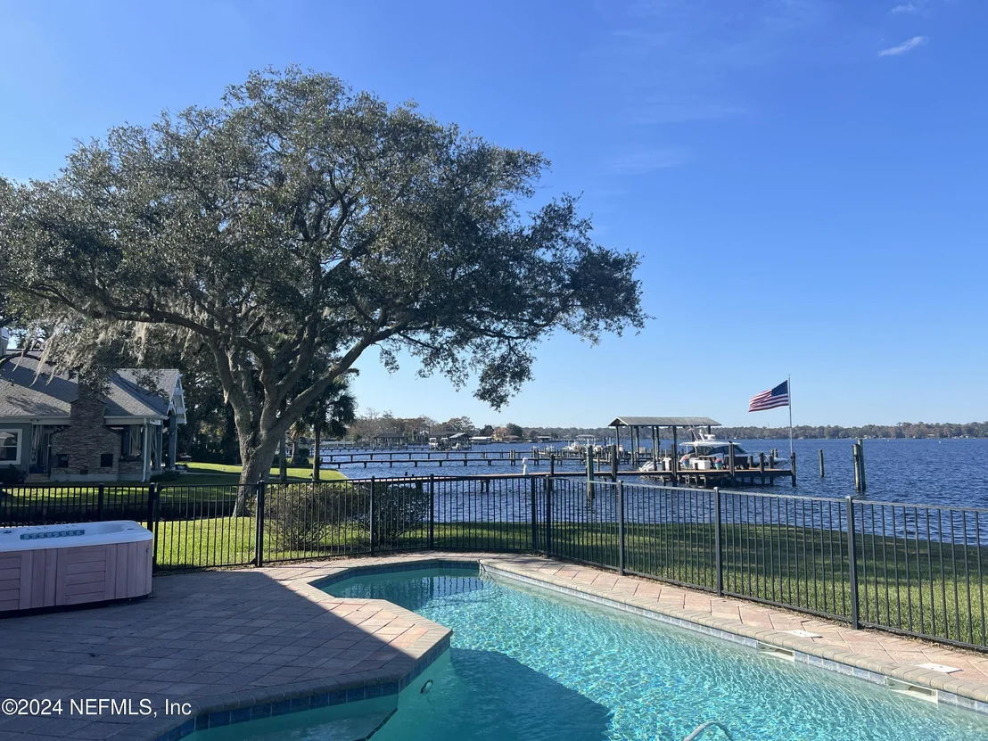 Photo of 487 CREIGHTON Road