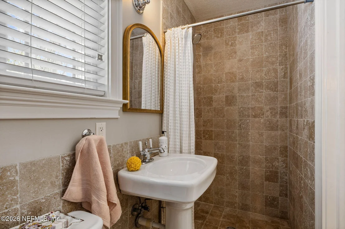 Photo of 1237 MAPLETON Road