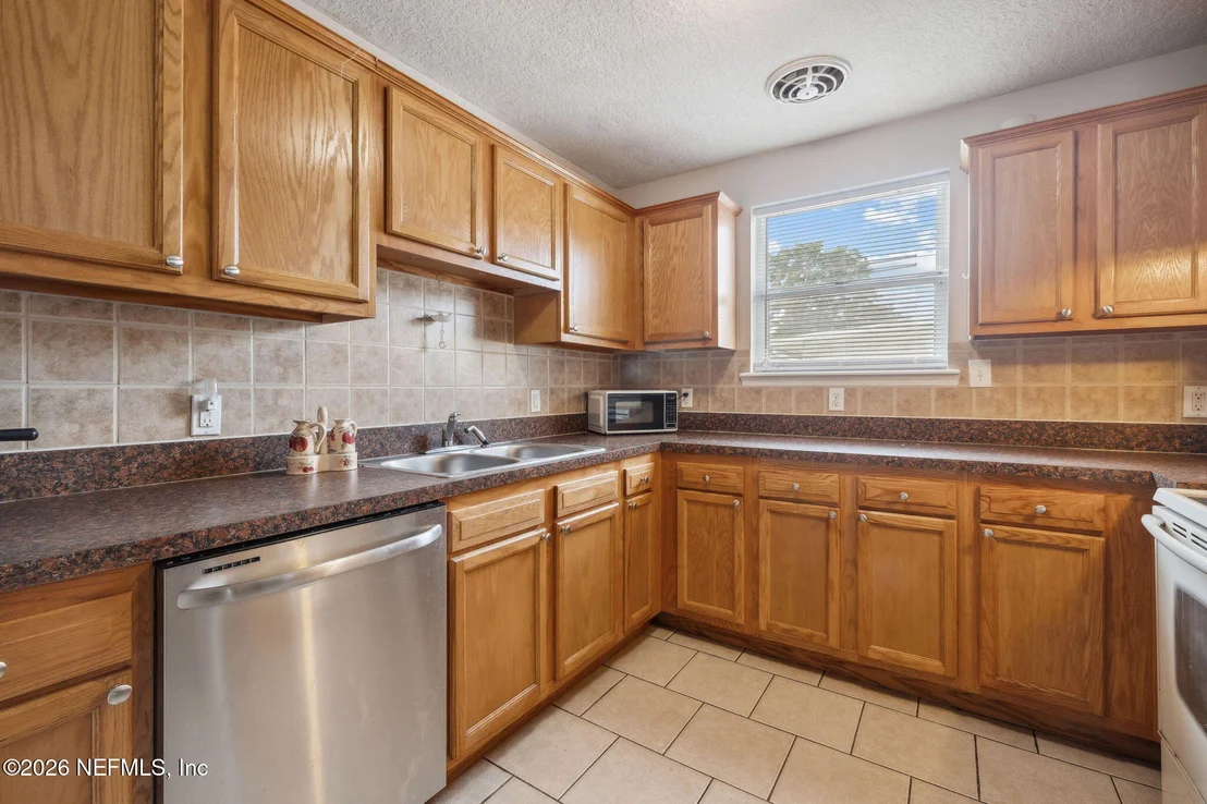 Photo of 7403 ROSLYN Road