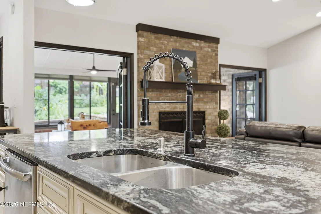 Photo of 905 MIDDLERIDGE Court
