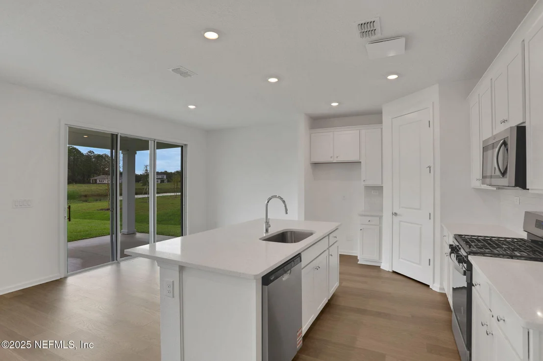 Photo of 652 FARMFIELD Drive