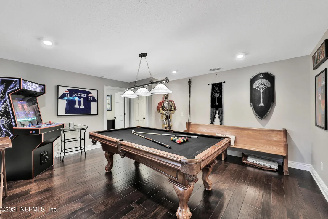 Photo of 405 OAK Drive S