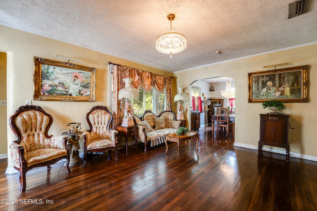 Photo of 1335 AZALEA Drive
