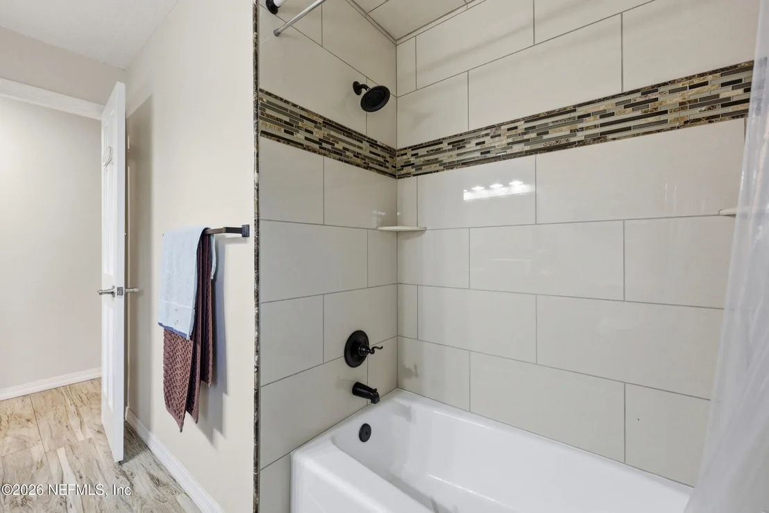 Photo of 905 MIDDLERIDGE Court