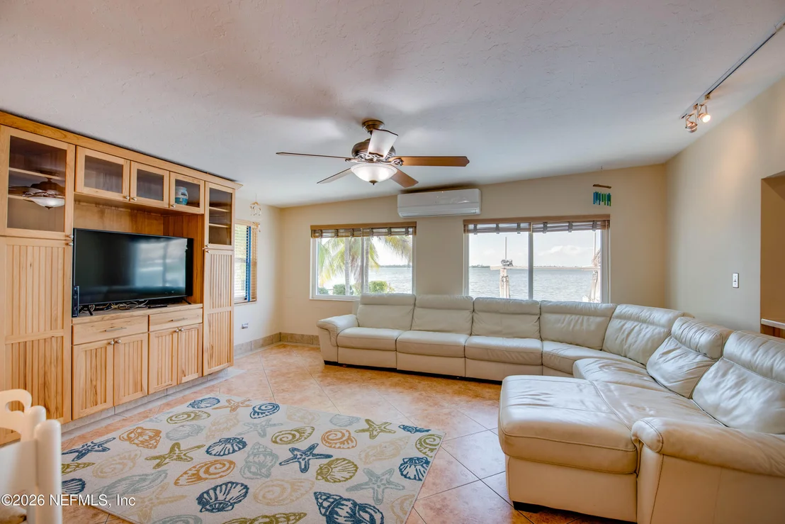 Photo of 1136 W SHORE Drive