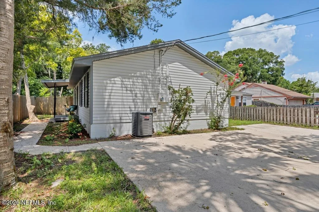 Photo of 215 NESMITH Avenue