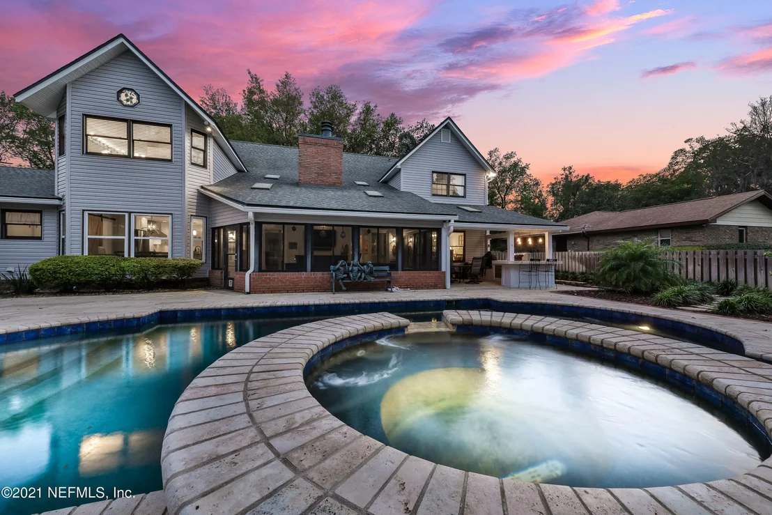 Photo of 405 OAK Drive S
