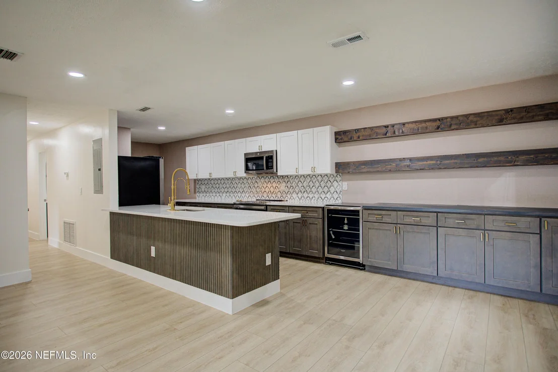 Photo of 1623 WEST Road